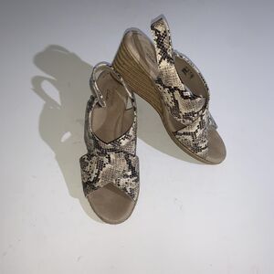 Clarks Collection Shoes Womens 9.5 Wide Beige Snakeskin Espadrille Wedge Sandals